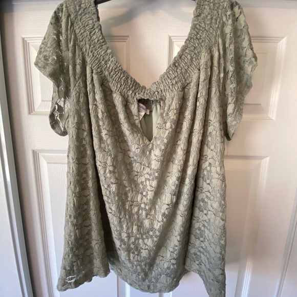 Women’s plus size top - Picture 2 of 6